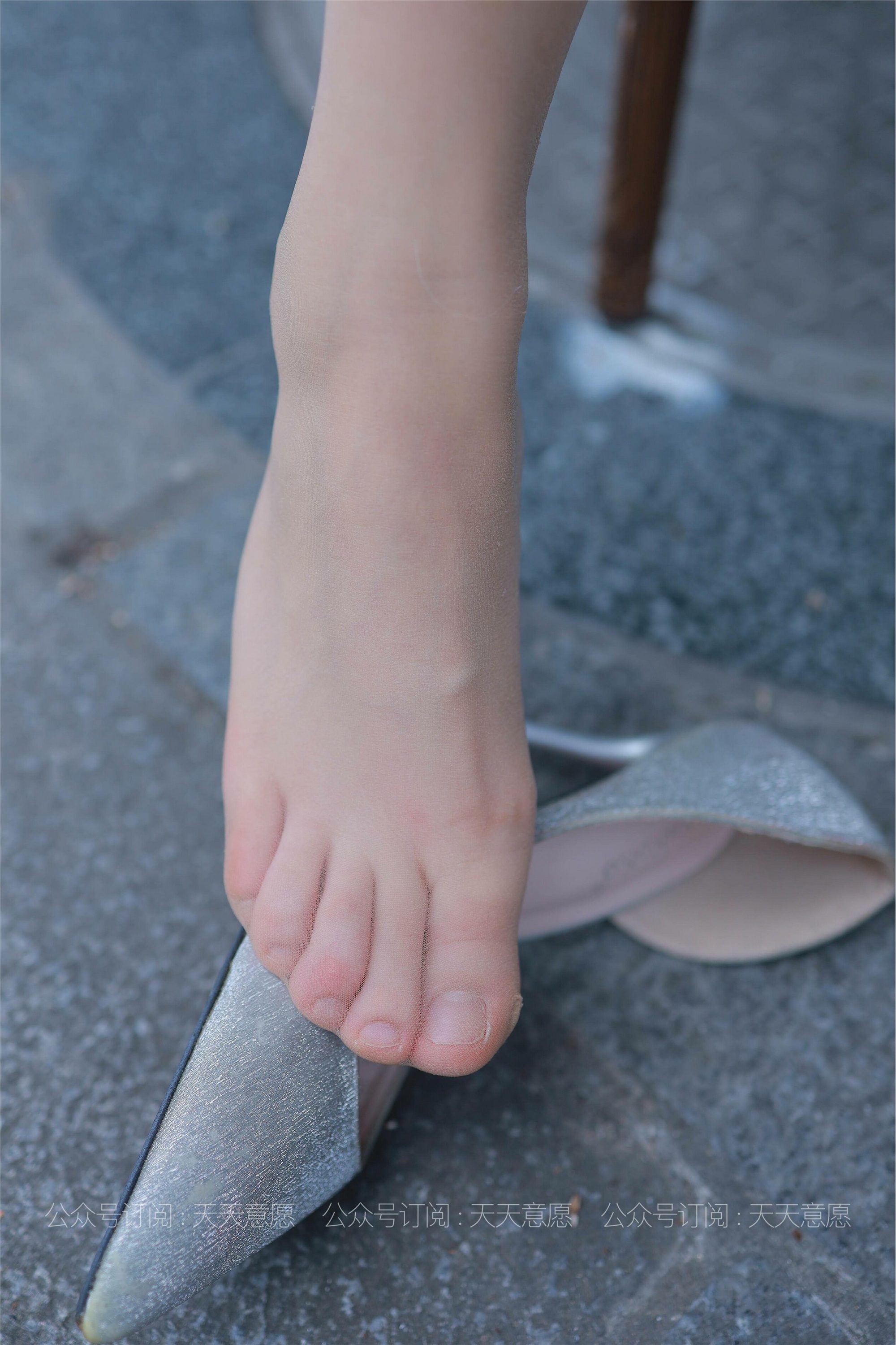 IESS异思趣向 - 模特：小婕《肉丝白裙俏佳人》